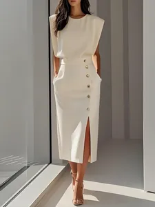 Élégante robe abricot sans manches avec une fente haute et des boutons à la taille