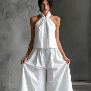 Elegante conjunto de dos piezas de top halter blanco sin mangas y pantalones de pierna ancha