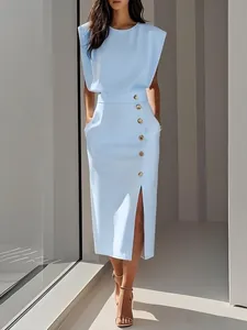 Vue détaillée d'une robe sans manches bleu clair avec boutons dorés et fente latérale.