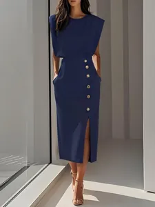 Gros plan sur l'élégante robe bleu marine avec boutons dorés et fente latérale haute.