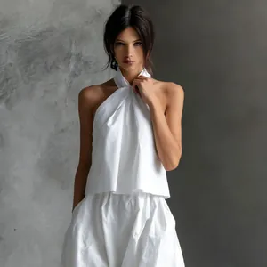 Vista frontal de un top halter blanco y pantalones de pierna ancha a juego de cintura alta