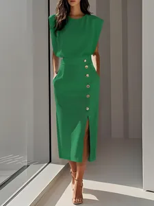 Ensemble élégant vert avec haut sans manches et jupe midi à boutons dorés et fente