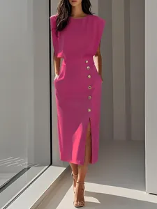 Vue détaillée d'une robe midi fuchsia avec boutons dorés et fente latérale élégante
