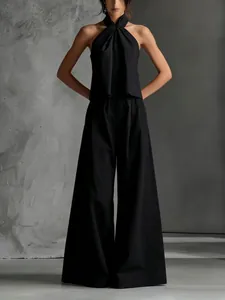 Elegante conjunto de dos piezas negro con top halter sin mangas y pantalón ancho de talle alto