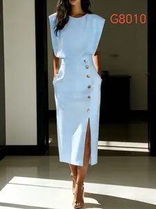Élégante robe midi bleu clair sans manches avec boutons dorés et une fente latérale chic.