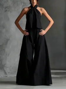 Vista completa del elegante conjunto negro formado por top sin mangas y pantalón ancho.