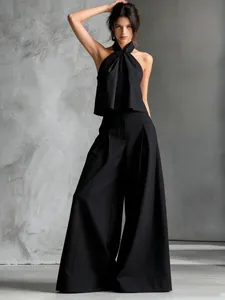 Elegante conjunto de top halter negro y pantalones de pernera ancha para verano.