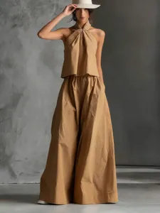 Elegante conjunto de dos piezas caqui con top halter sin mangas y pantalón ancho de tiro alto.