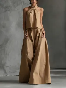 Elegante conjunto de top sin mangas y pantalones de pernera ancha para mujer en camel.