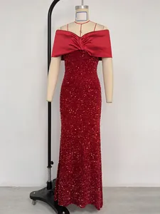 Detalle de un vestido de noche sirena con lentejuelas rojas y hombros descubiertos.