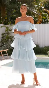 Vestido largo elegante azul claro con hombros descubiertos y volantes para verano