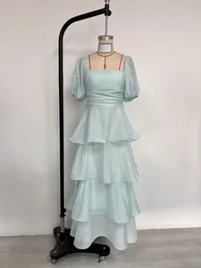 Detalle de un vestido largo celeste con volantes y mangas abullonadas en un maniquí