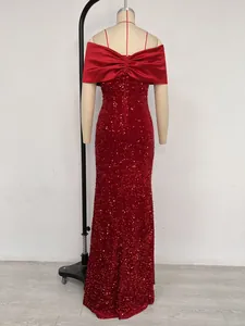 Vista trasera de un elegante vestido de noche sirena con lentejuelas rojas y lazo