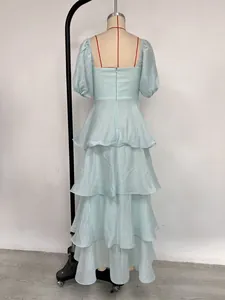 Vista posterior detallada de un vestido largo azul claro con mangas abullonadas en maniquí