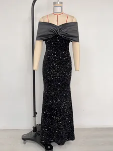 Elegante vestido de noche negro con lentejuelas, hombros caídos y corte sirena.