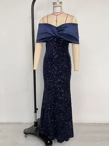 Vista detallada de un vestido de noche de sirena con lentejuelas azul marino en un maniquí