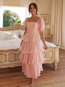 Elegante vestido largo rosa con volantes, mangas abullonadas y escote cuadrado para mujer