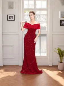 Elegante vestido de noche rojo con lentejuelas y hombros descubiertos para fiestas