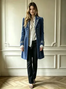 Elegante vista intera di un cappotto di velluto blu con ricami e tasche laterali
