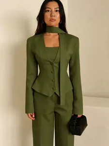 Eleganter olivgrüner Damen-V-Ausschnitt-Blazer-Anzug mit passendem Schal und Hose chic
