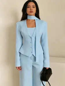 Eleganter hellblauer dreiteiliger Damenanzug mit passendem Schal und schickem Blazer
