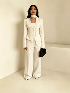 Elegantes weißes Blazer-Anzugset mit Schaldetail und weiten Hosen für die moderne Frau
