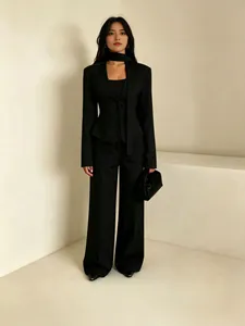 Elegantes schwarzes zweiteiliges Damen-Anzugset mit V-Ausschnitt-Schal-Blazer und weiter Hose