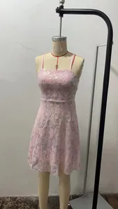 Detailansicht des rosa Pailletten-Partykleids mit floralem Muster auf einer Puppe