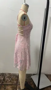 Detaillierte Seitenansicht eines rosa Paillettenkleids mit elegantem Schnürrücken.