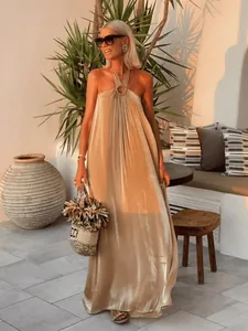 Detailaufnahme eines champagnerfarbenen Satin-Maxikleids mit Neckholder.