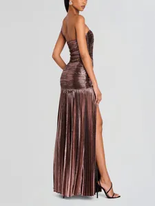 Elegante vestido de noche palabra de honor plisado metálico bronce con una abertura lateral