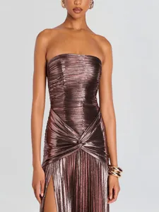 Detalle de vestido de palabra de honor plisado metálico con cintura de torsión