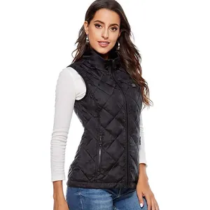 Dettaglio di un gilet riscaldato trapuntato nero da donna con pulsante USB smart.