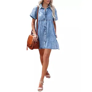 Vue complète d'une mini-robe en denim délavé bleu clair avec volants et sac marron.