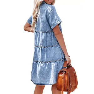 Vue de dos d'une robe courte en denim délavé bleu clair pour femme avec volants à étages