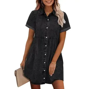 Modèle portant une robe en denim lavé noir à col à revers et ourlet à volants ample
