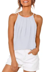 Dettaglio top bianco a pieghe con scollo all'americana e spalline sottili curvo