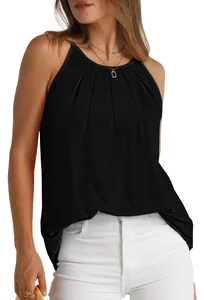 Dettaglio del top nero da donna con scollo all'americana e fondo curvo su modella