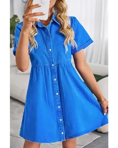 Détail d'une robe en jean bleu délavé avec col à revers et boutons blancs pour femmes.