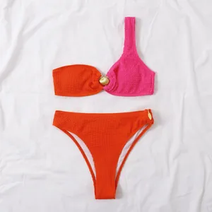 Vista detallada de bikini de colores con adorno de concha dorada