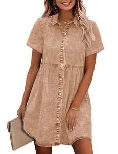 Détail de face d'une élégante robe chemise en jean délavé avec couture à volants en couleur beige.
