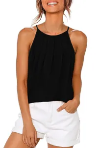 Primo piano elegante di un top halter nero a pieghe con sottili spalline spaghetti.