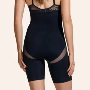 Gedetailleerd achteraanzicht van zwarte shapewear bodysuit met kant en mesh stof