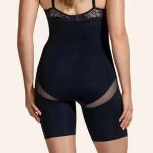 Naadloze zwarte corrigerende bodysuit met kant en mesh inzetten achteraanzicht model