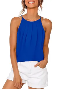 Canotta estiva blu reale plissettata con scollo all'americana e pantaloncini bianchi