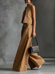 Elegante conjunto de dos piezas caqui con top sin mangas y pantalones anchos