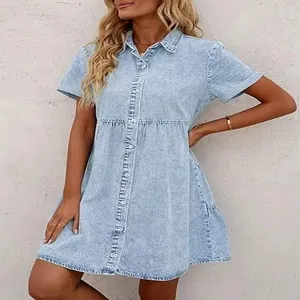 Charmante robe courte en denim délavé bleu clair avec col et ourlet à volants