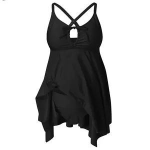 Detailansicht eines schwarzen Tankini-Badeanzugs mit überkreuzten Trägern und Rocksaum