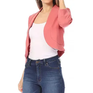 Détail d'un boléro court rose corail pour femme avec une coupe ouverte devant