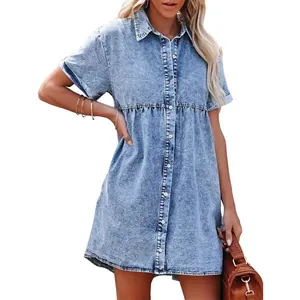 Robe courte en jean délavé bleu clair avec ourlet à volants et col à revers boutonné